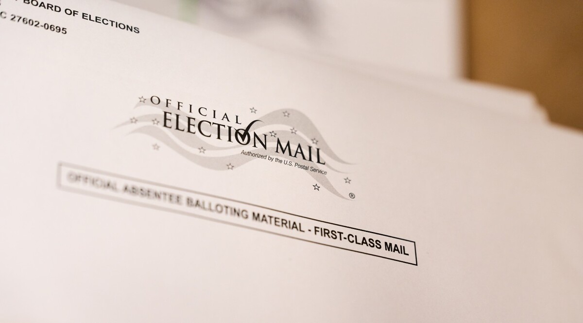 Sobres para boletas enviadas por correo en la Junta Electoral del condado de Wake, en Raleigh, Carolina del Norte. | Foto: Agencia AP