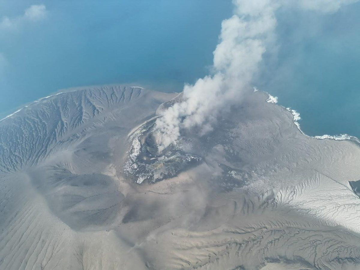 Volcán Anak Krakatau expulsando ceniza caliente durante una erupción en Lampung del Sur, provincia de Lampung, Indonesia. | Reuters