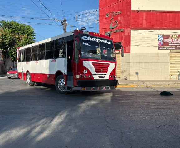 Un adulto mayor resultó lesionado la mañana de este lunes tras ser atropellado por un camión del transporte público. (Milenio)