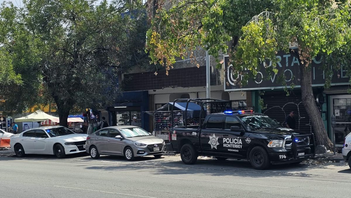 Roban caja fuerte con 100 mil pesos en negocio de Monterrey; delincuentes entraron por el techo