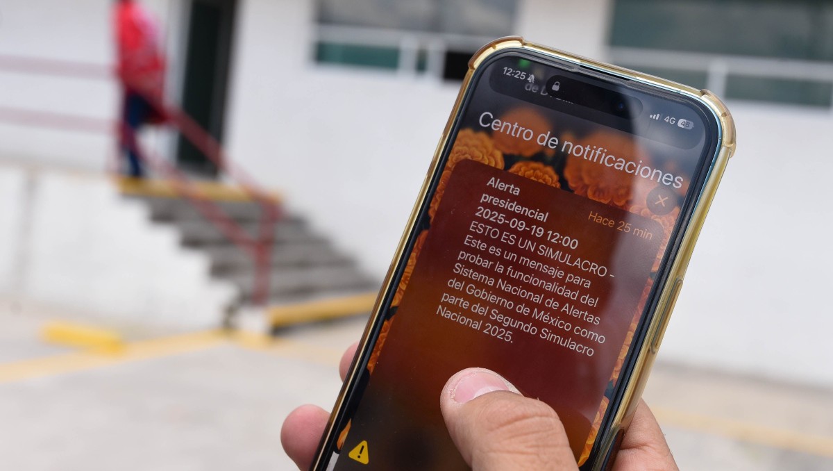 Celulares recibieron una alerta, para probar la funcionalidad del Sistema Nacional de Alertas del Gobierno de México. | Cuartoscuro