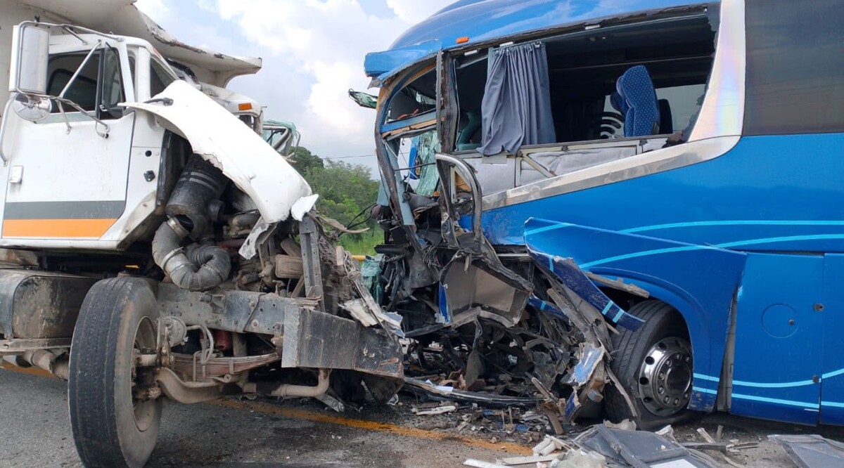 Choque entre volteo y autobús deja un muerto. | Foto: Especial