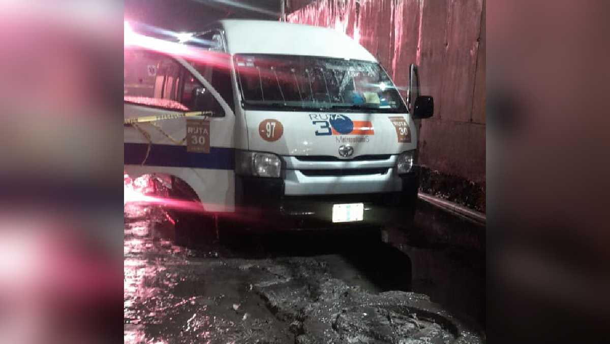 La combi circulaba sobre Recursos Hidráulicos cuando la inundación detuvo la marcha. | Foto: Especial