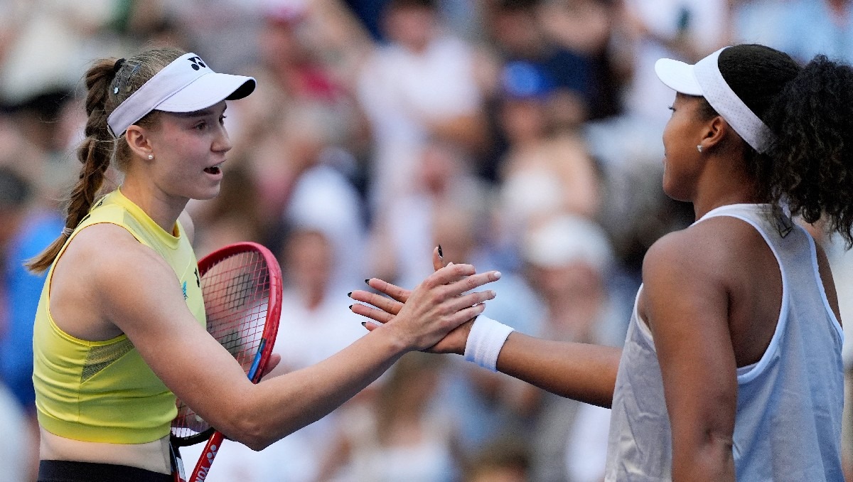 Elena Rybakina se despide de Naomi Osaka después de eliminarla en los octavos de final del US Open. (Agencia Reuters)