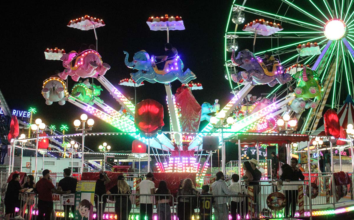 'Flying Jumbos' es una de las nuevas atracciones de la Feria de Torreón. | Foto: Roberto Amaya