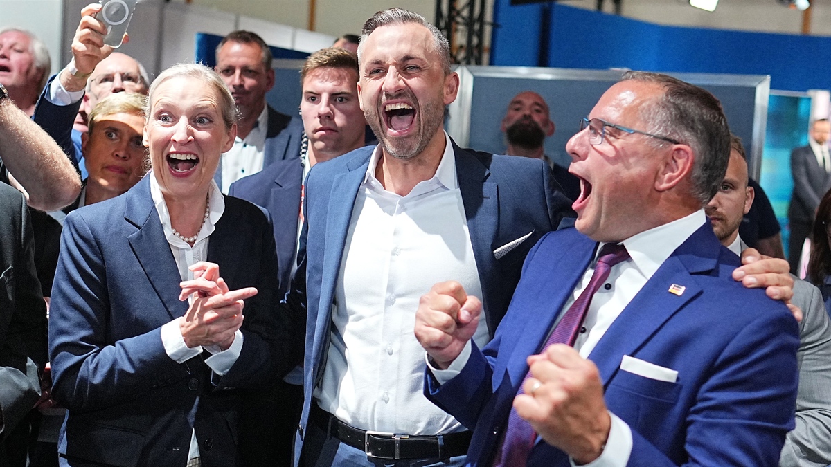 lrich Siegmund, al centro, principal candidato y copresidente del grupo parlamentario estatal del partido Alternativa para Alemania. | AP