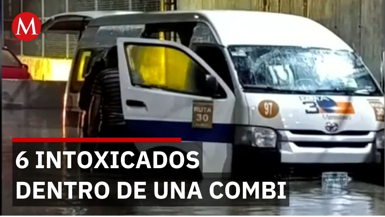 6 pasajeros mueren asfixiados en una combi tras caer a una coladera en Tultitlán