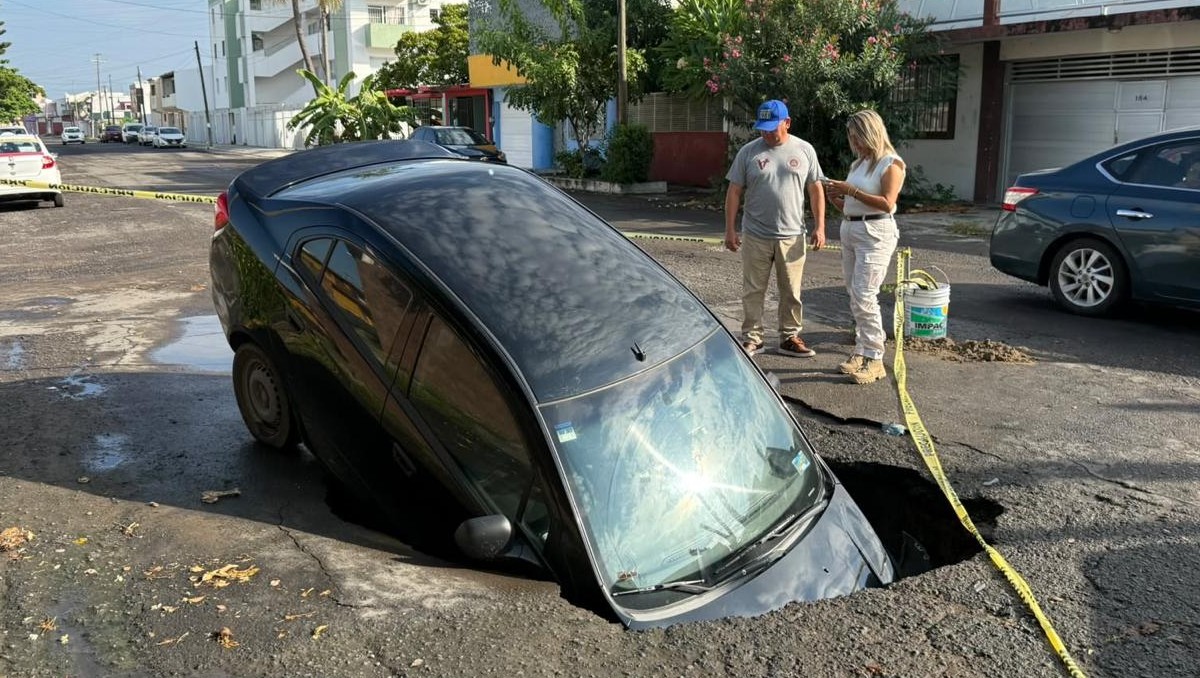 Personal de Protección Civil municipal acordonó el cruce tras determinarse que una fuga hidráulica subterránea originó el hundimiento.|Foto: Especial