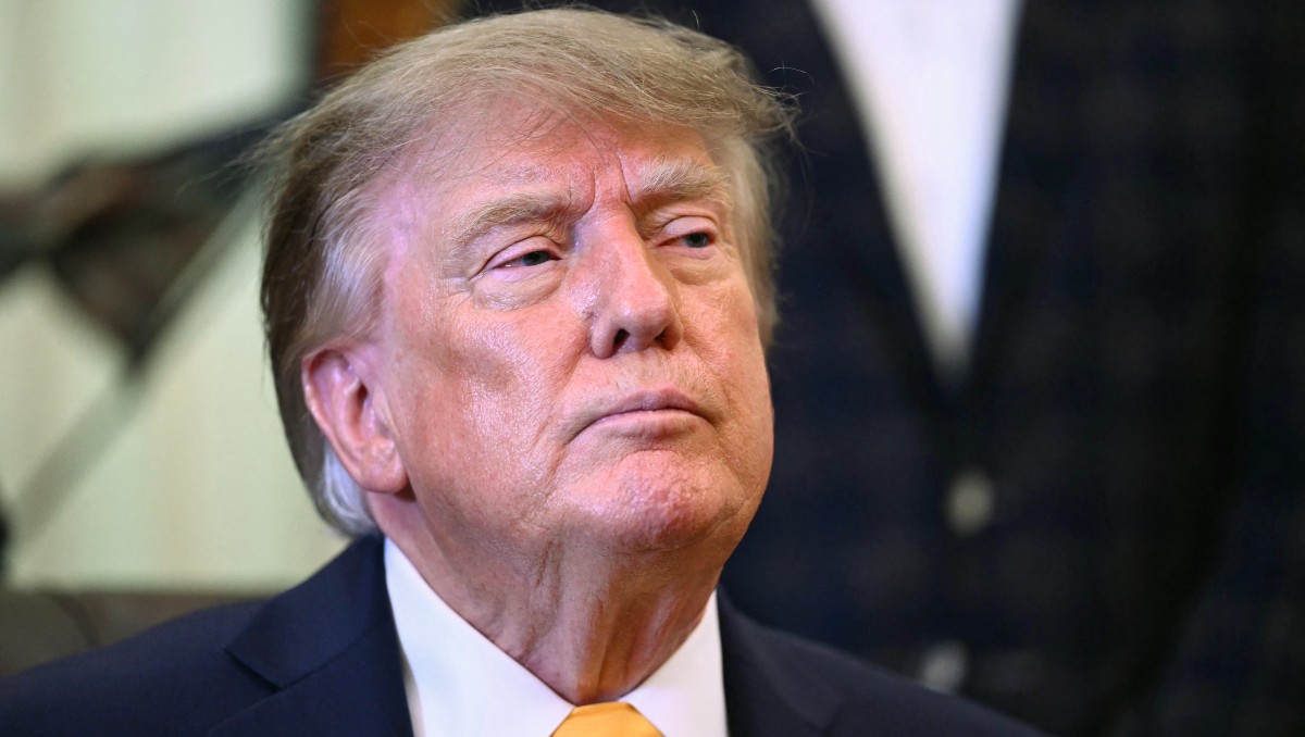 El presidente de Estados Unidos, Donald Trump, habla antes de firmar órdenes ejecutivas en el Despacho Oval de la Casa Blanca. | AFP