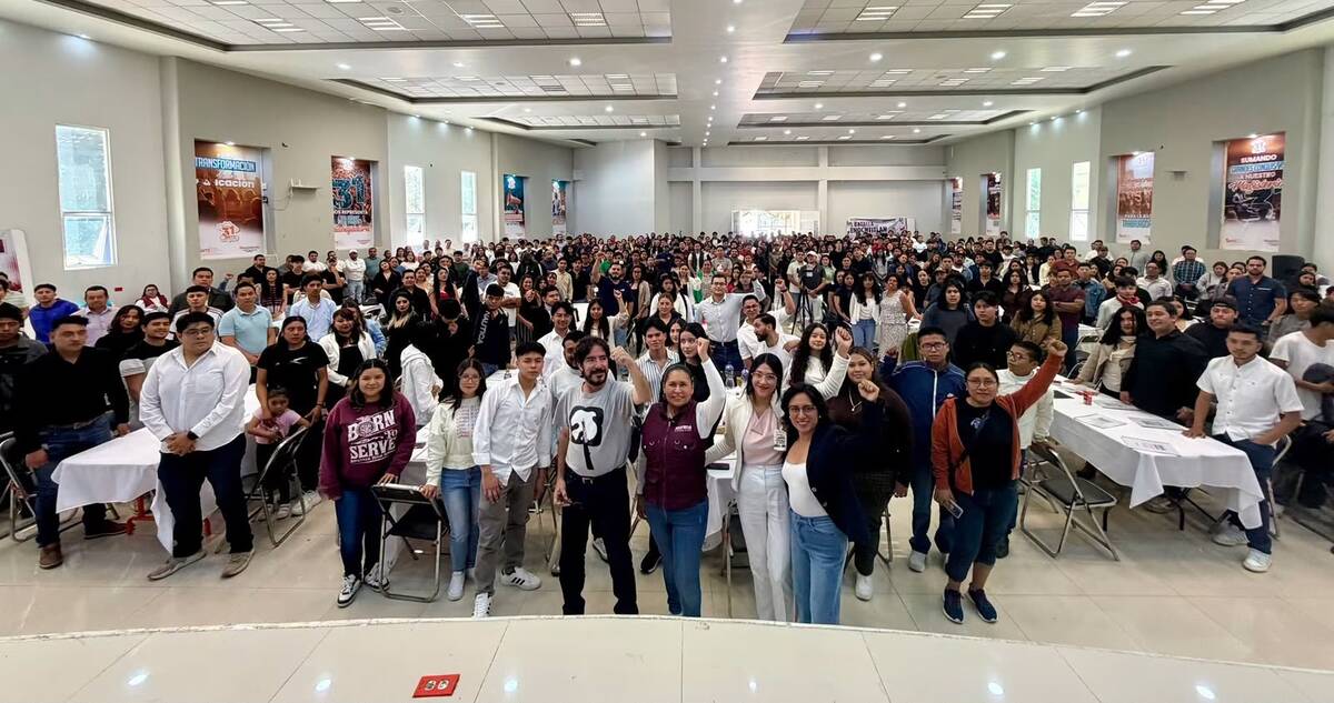 La senadora con licencia Ana Lilia Rivera encabezó un curso de liderazgo para jóvenes junto a Pedro Salmerón para impulsar el relevo generacional.