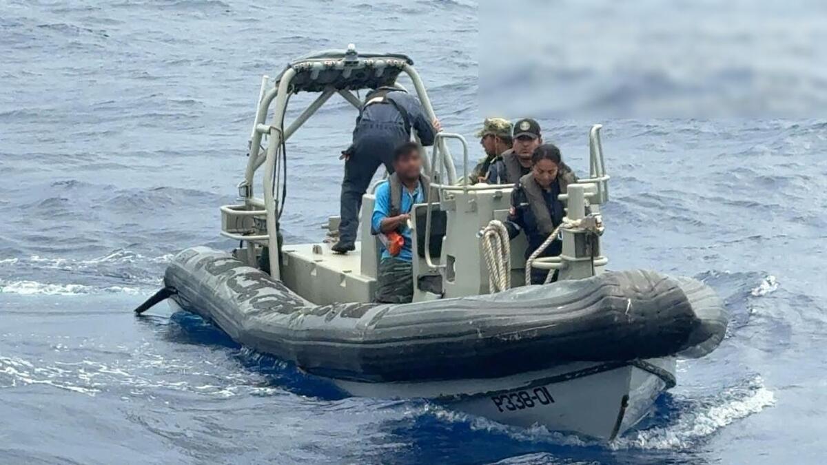La Armada de México rescató con vida al pescador Héctor Mar Márquez tras ocho días a la deriva a 481 km de Huatulco, Oaxaca.