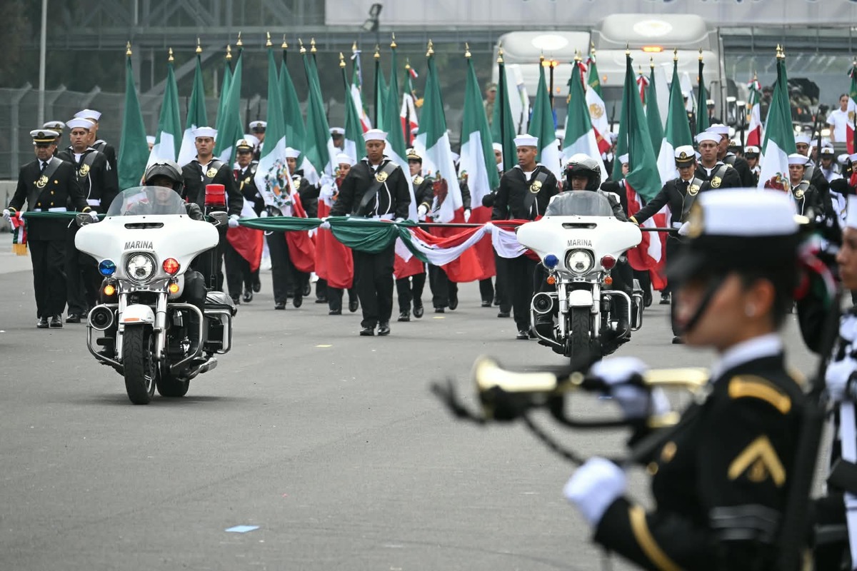 Cadetes de la Heroica Escuela Naval Militar afinan detalles durante el ensayo general en CdMx.| Foto: Daniel Augusto