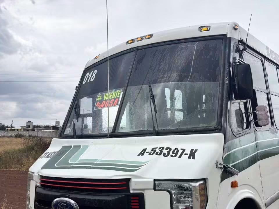 Chófer dormita al volante mientras pasajeros le dicen para donde volantear. (Cortesía)