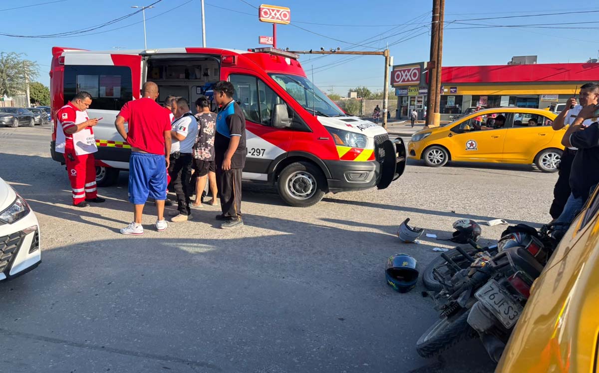 Choque entre taxi y moto deja tres personas lesionadas. | Foto: Cristian Morúa