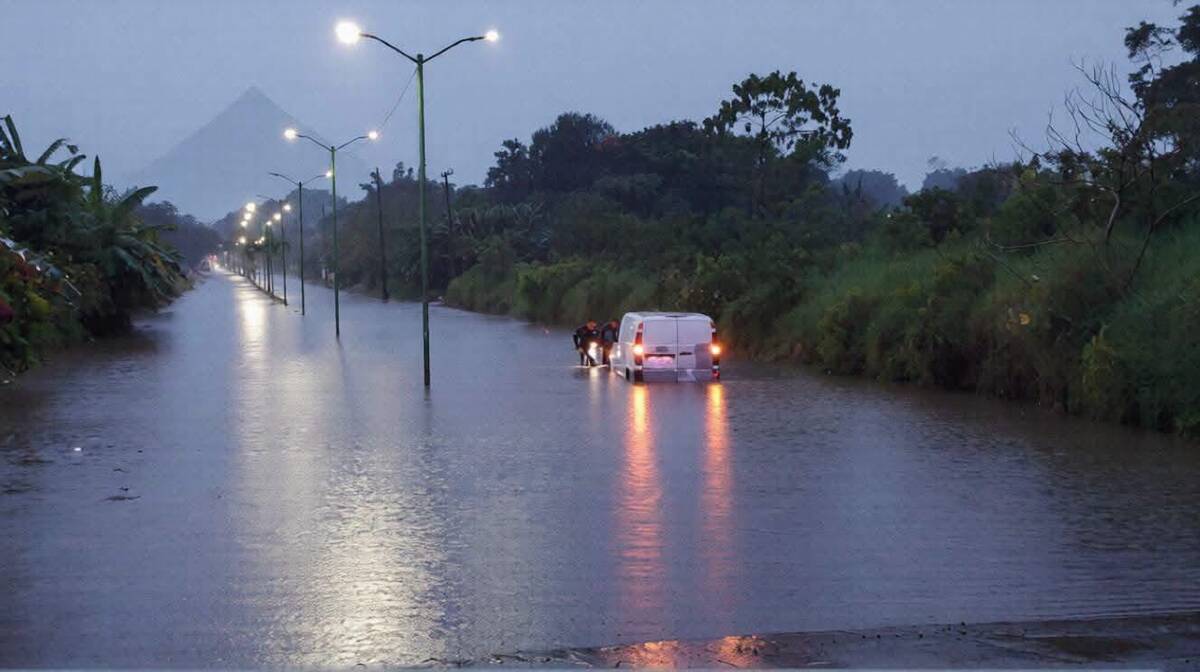 Deslaves provocados por intensas lluvias causaron el colapso de calles y drenajes en la localidad de Huacapan, Santa Ana Atzacan.| Foto: Especial