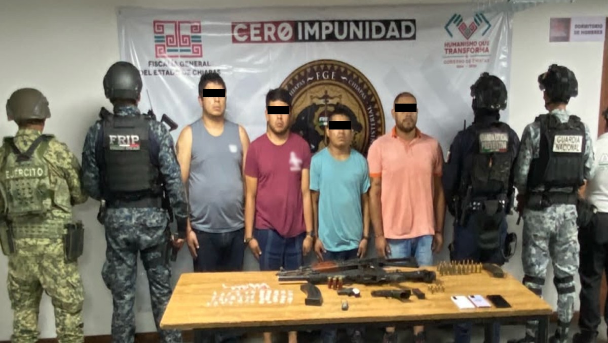 Cuatro detenidos y armamento asegurado durante operativo de fuerzas federales y estatales en un inmueble de Chiapas.| Foto: Especial