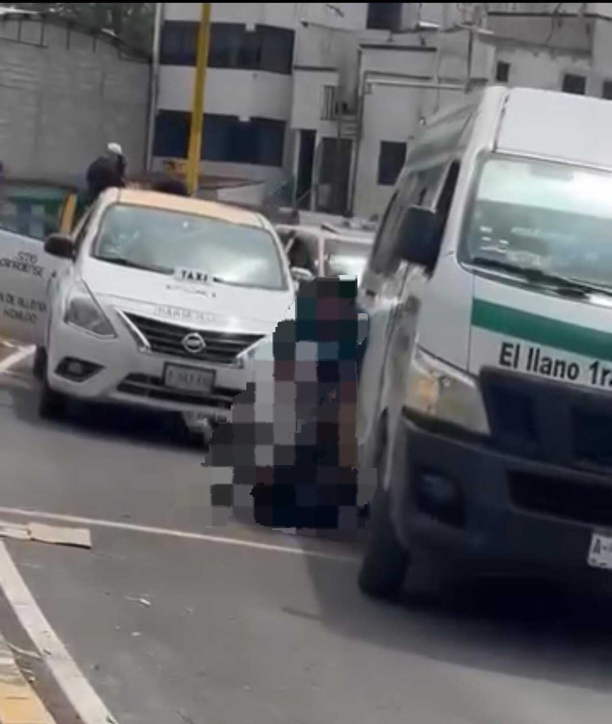 Discusión entre taxista y conductor de combi termina en golpes en Tula. (Cortesía)