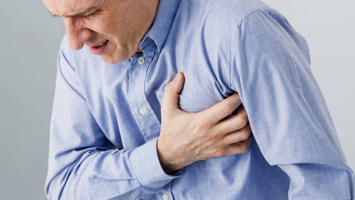 El dolor en el pecho es uno de los síntomas que predomina en personas que sufren de un ataque al corazón | EFE