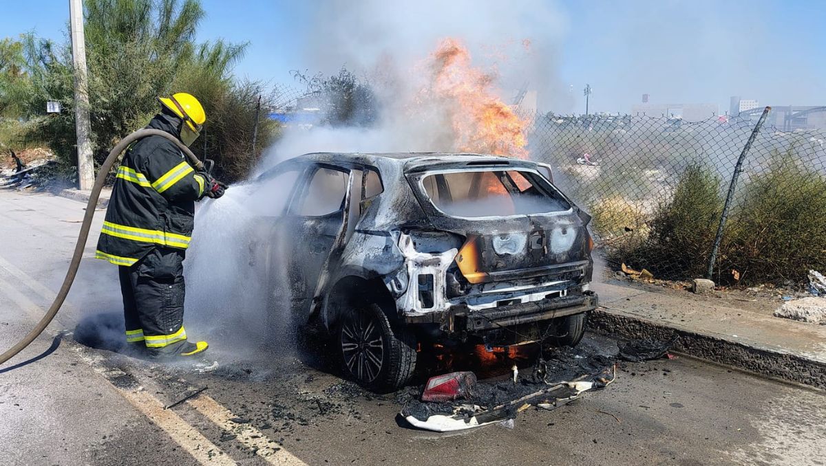 Elementos de Bomberos y de Protección Civil llegaron al lugar. | Foto: Cortesía Protección Civil