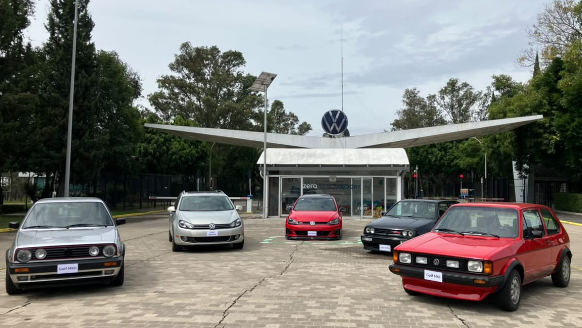 Exhibición de cuatro generaciones del Golf en Volkswagen Puebla | Verónica López