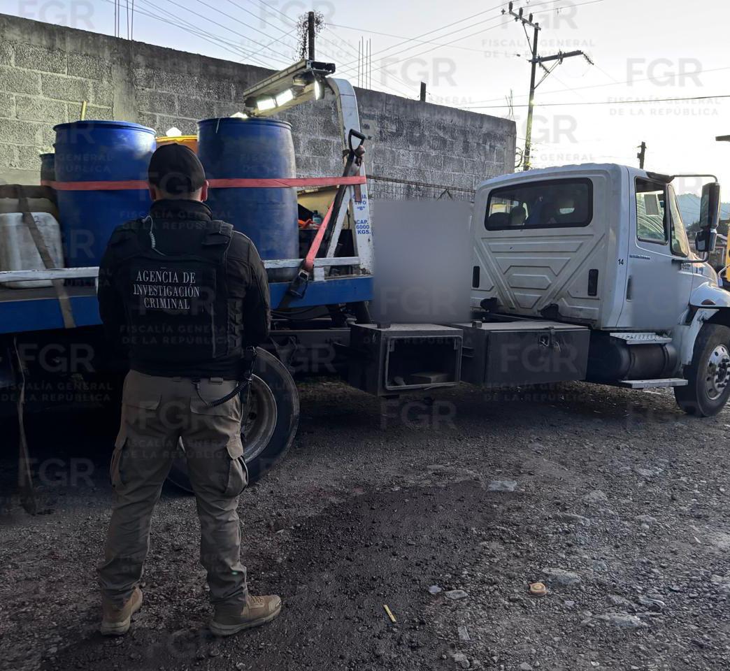FGR asegura 1500 litros de huachicol en Tenango de Doria. (FGR)