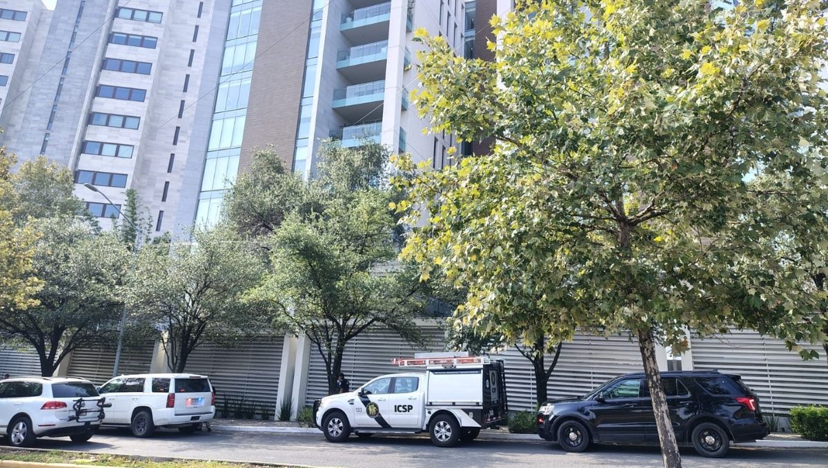 La Fiscalía estatal aseguró 9 vehículos en el edificio de departamentos en San Pedro. Foto: Agustín Martínez