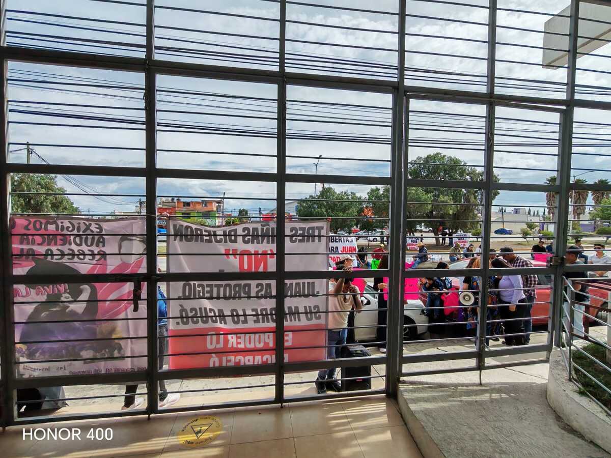 Dos grupos de familiares se manifiestan en los Juzgados Penales de Pachuca. (Miriam Avilés)