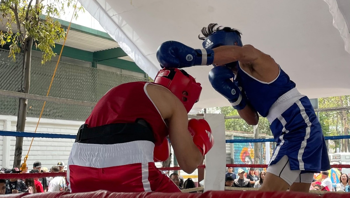 Jóvenes pugilistas mostraron su talento durante la primera edición del torneo Nocaut en Tepito 2026, que reunió 25 combates amateur. (Cortesía)