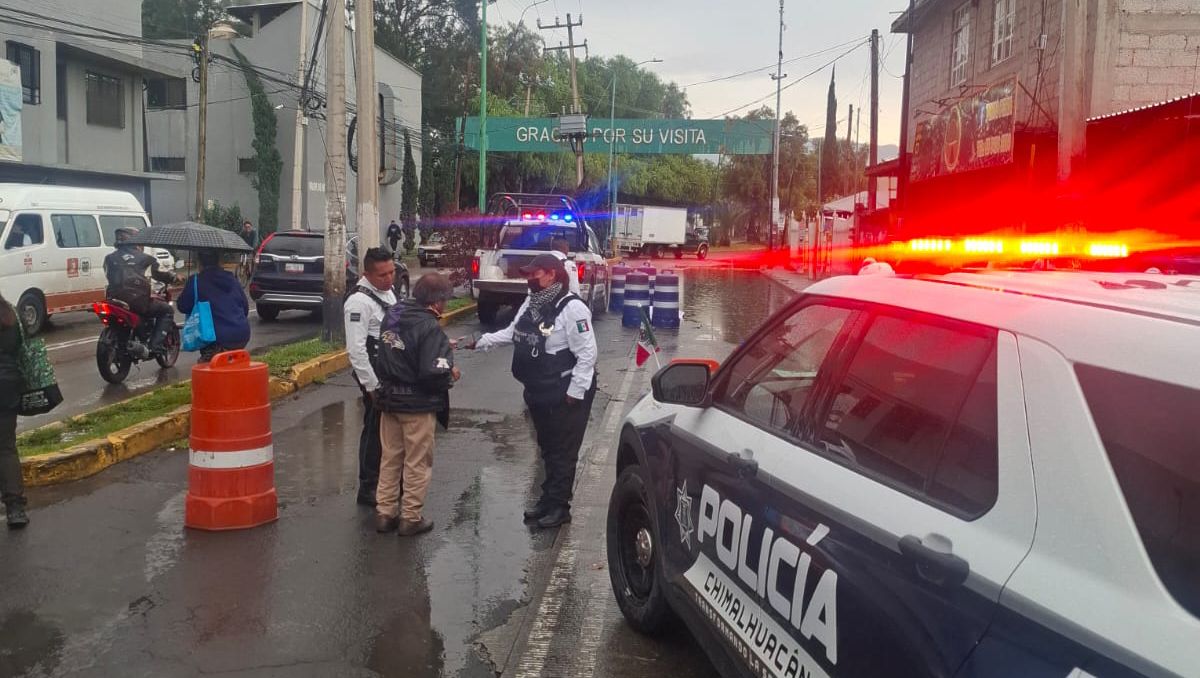 El motociclista mayor habría muerto por un traumatismo craneoencefálico severo. | Foto: Policía de Chimalhuacán
