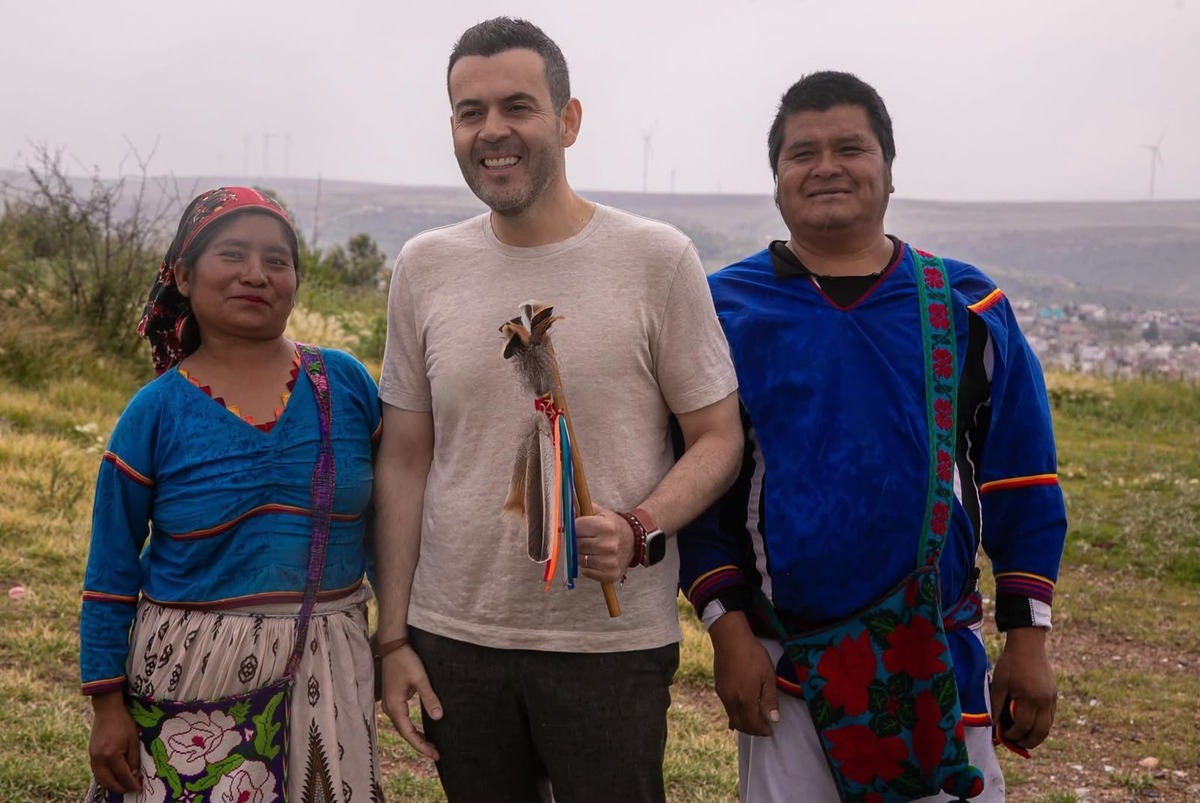 Se reunió con referentes del pueblo Wixárika de Zacatecas para escuchar tradiciones y la importancia de sus lugares sagrados. | Foto: Especial