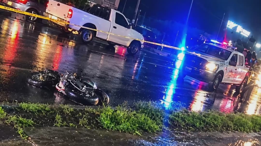 Revolvedora pasa sobre motociclistas en Pachuca. (Cortesía)