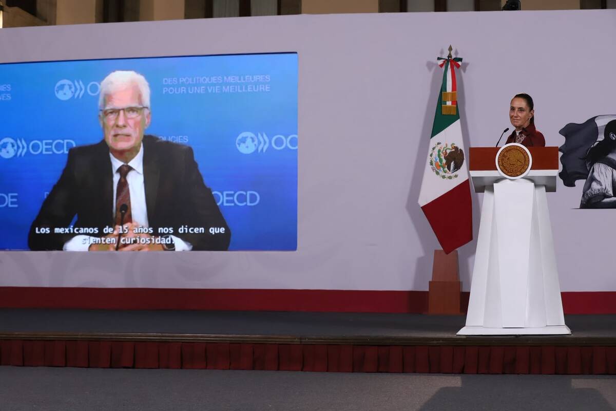 Sheinbaum mostró durante 'La Mañanera' un video de resultados de la OCDE. | Foto: Octavio Hoyos
