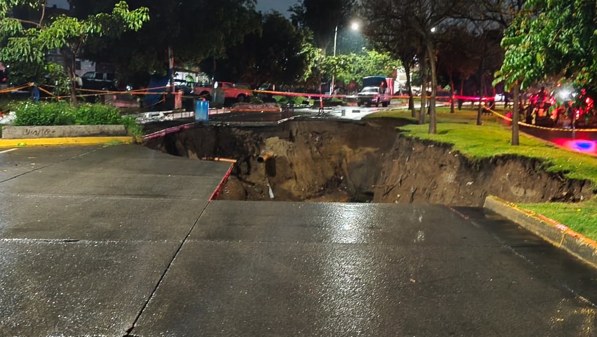 El socavón de seis metros de profundidad se localiza en avenida Malecón (Vicente Torres Alfaro)