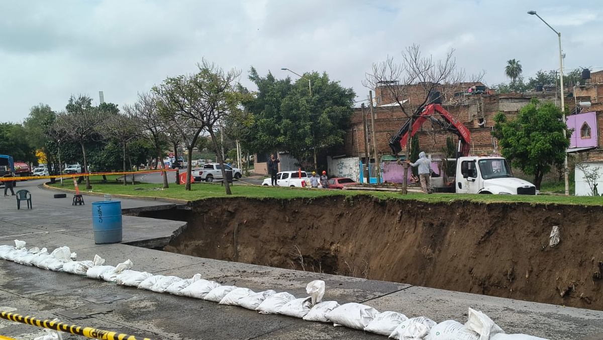 El socavón fue reportado la noche del lunes 7 de septiembre (María José Camarena)