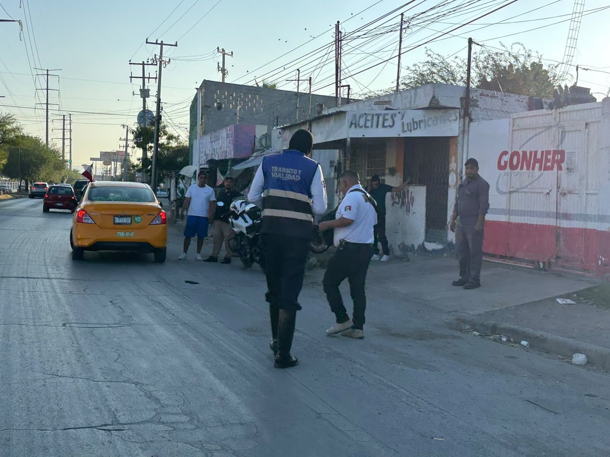 Taxista arrolla a mujer y su hija. | Foto: Cristian Morúa