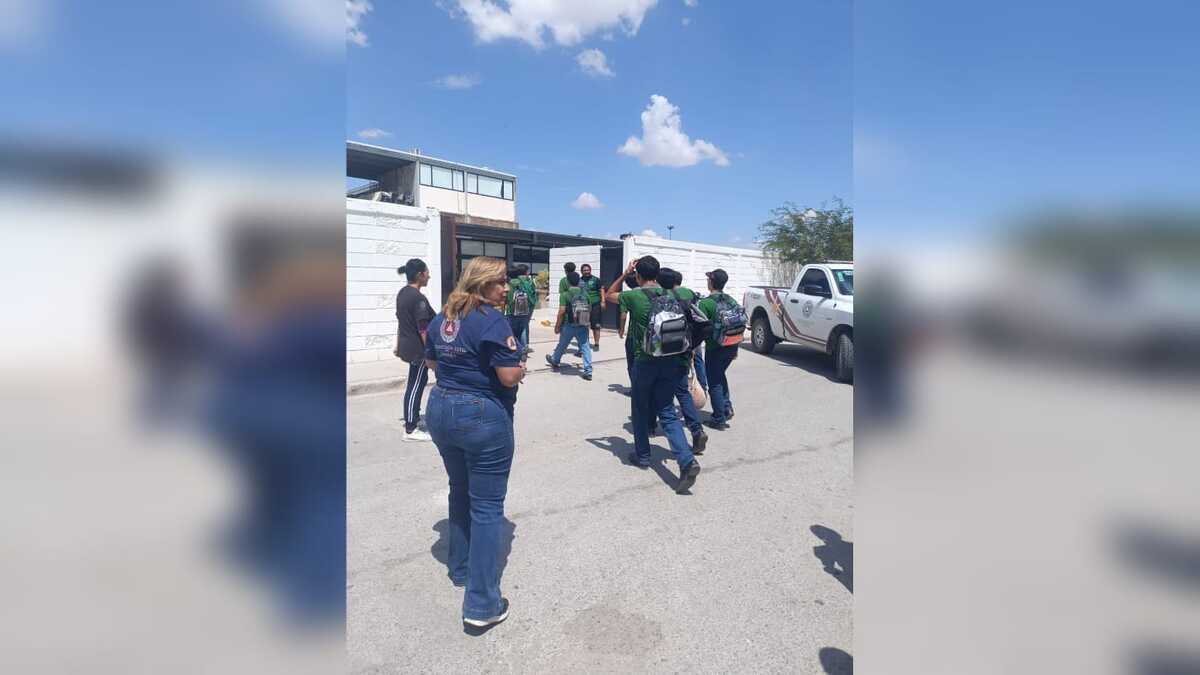 En Torreón, evacúan colegio al oriente de la ciudad por incendio cercano. | Foto: cortesía de Protección Civil.