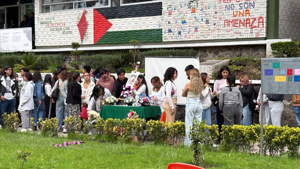 Amigos y compañeros de Carlos Alexander le rindieron un homenaje en la UAEMéx tras su muerte en Paseo Tollocan. | Foto: Bernardo Jasso