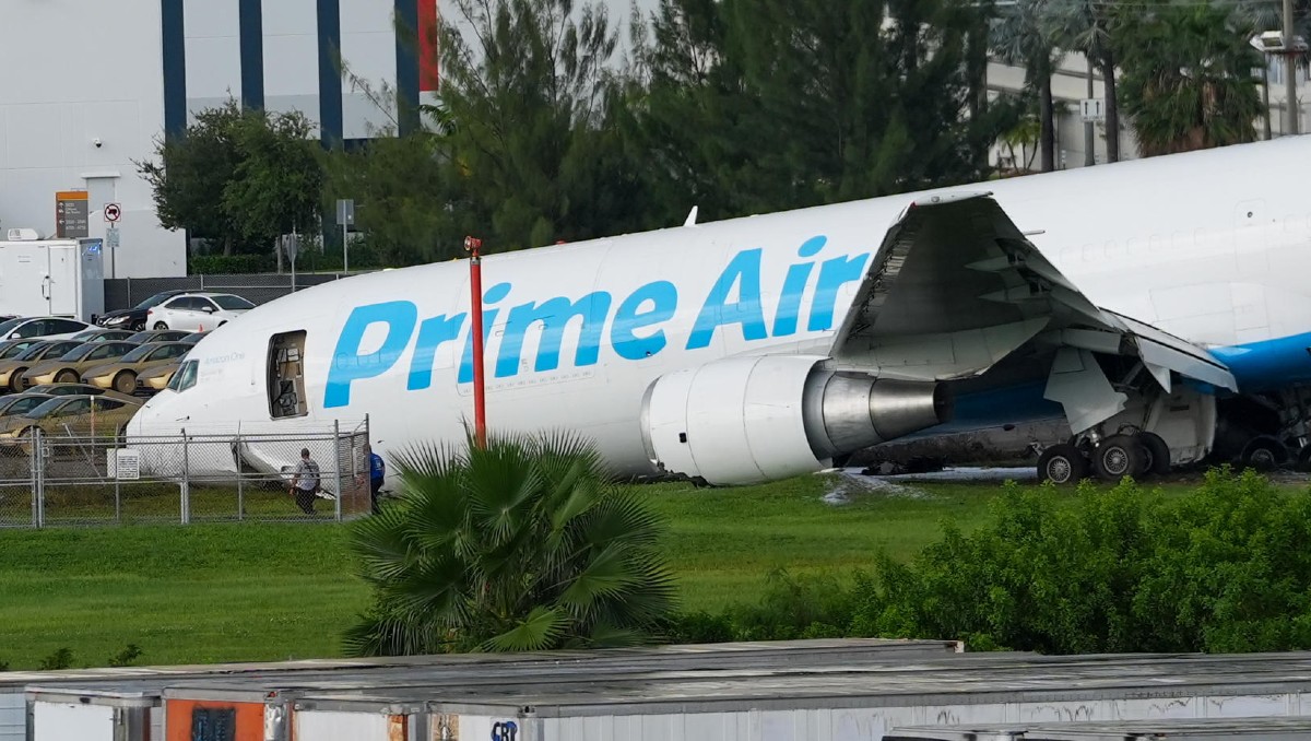El avión de carga se estrelló al salirse de la pista el domingo | Foto: EFE