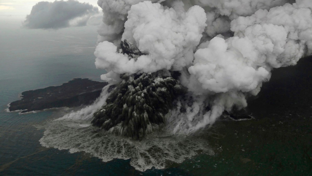 Columnas de humo se elevan desde el monte Anak Krakatau cuando entra en erupción en el estrecho de Java, Indonesia, el 23 de diciembre de 2018. | AP