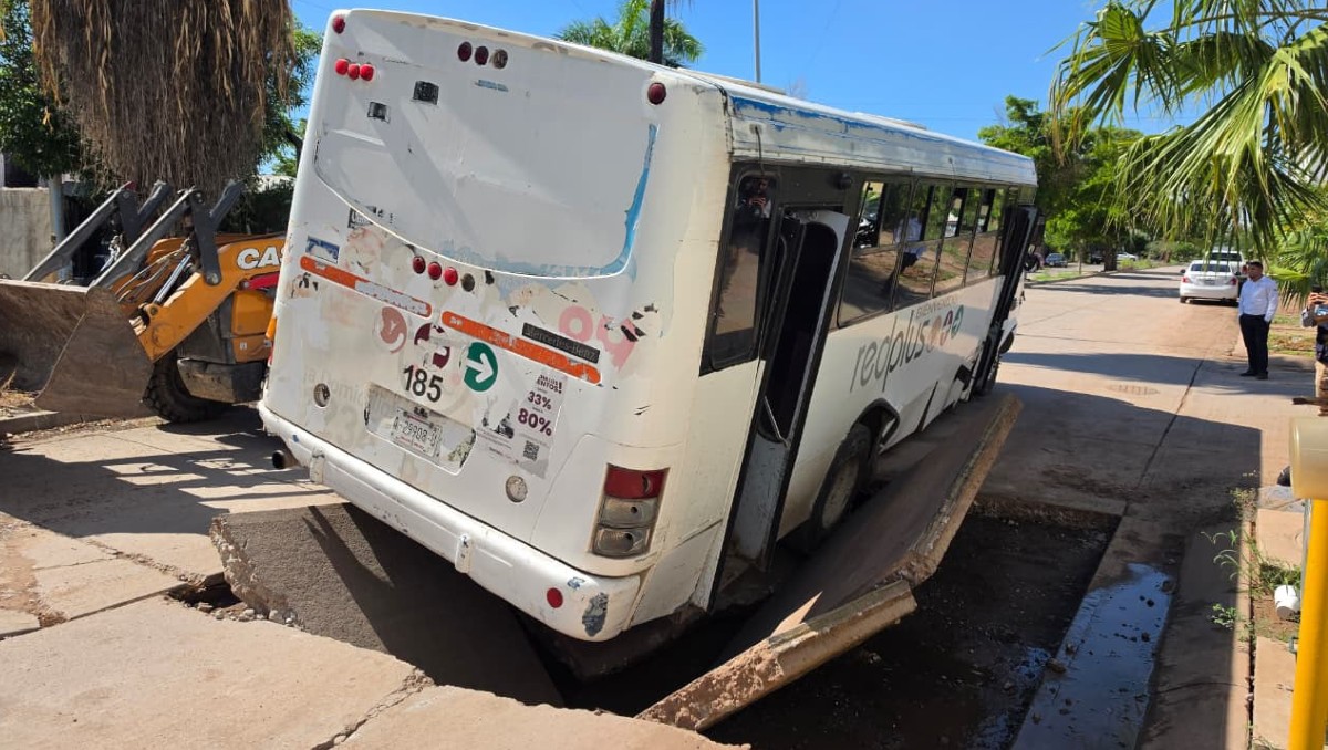 El deterioro en las redes de drenaje y la acumulación de lluvia causaron dos socavones graves en el norte de Sinaloa.| Foto: Especial