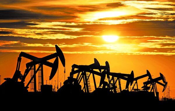 Precio del petróleo supera 100 dólares ante temores