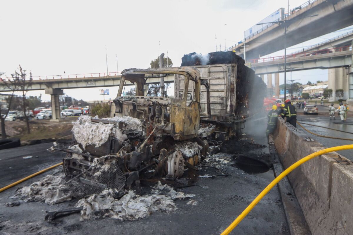 Equipos de emergencia trabajando tras el choque de la pipa en el puente La Concordia | Foto: Cuartoscuro.