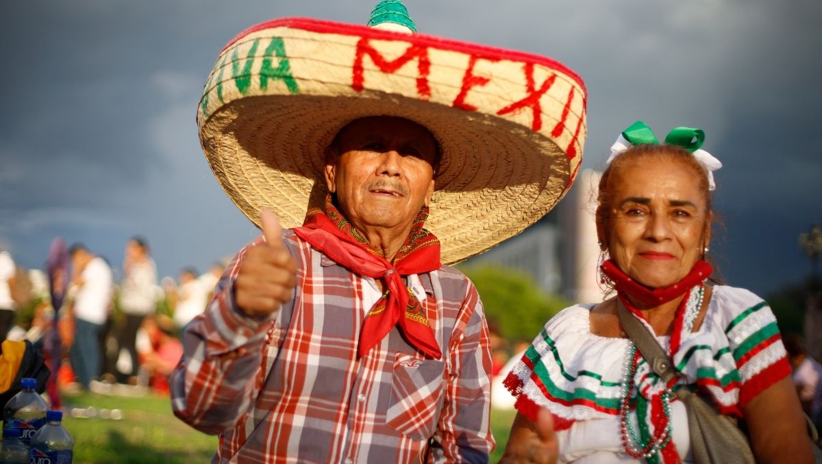 La gente llega entusiasmada a disfrutar del Grito de la Independencia. Foto: Jorge López