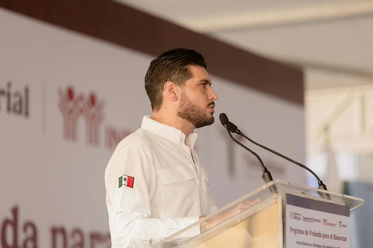 El gobernador Américo Villarreal, el alcalde Beto Granados y el director del Infonavit, Octavio Romero, participaron en la entrega de viviendas en Mat