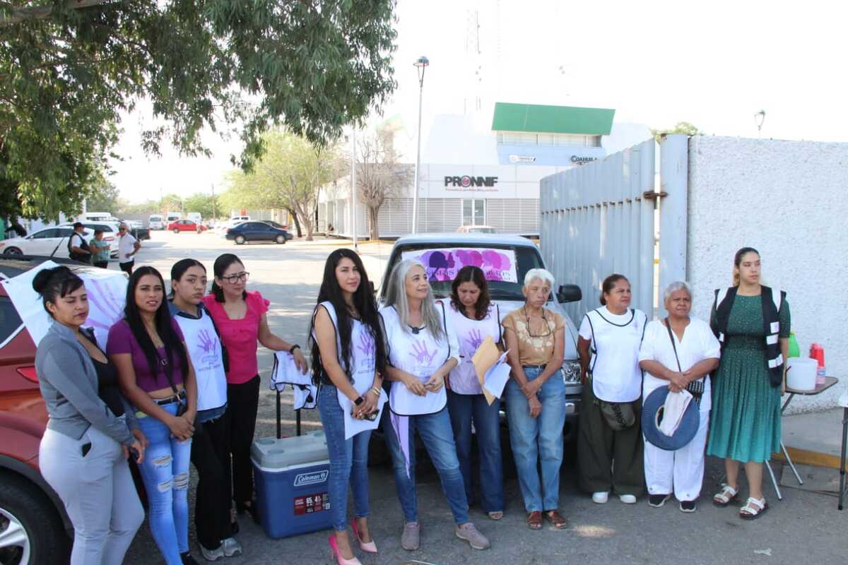 Integrantes de las colectivas Activistas Feministas de La Laguna y Justicieras por Nuestras Infancias. | Foto: Roberto Amaya