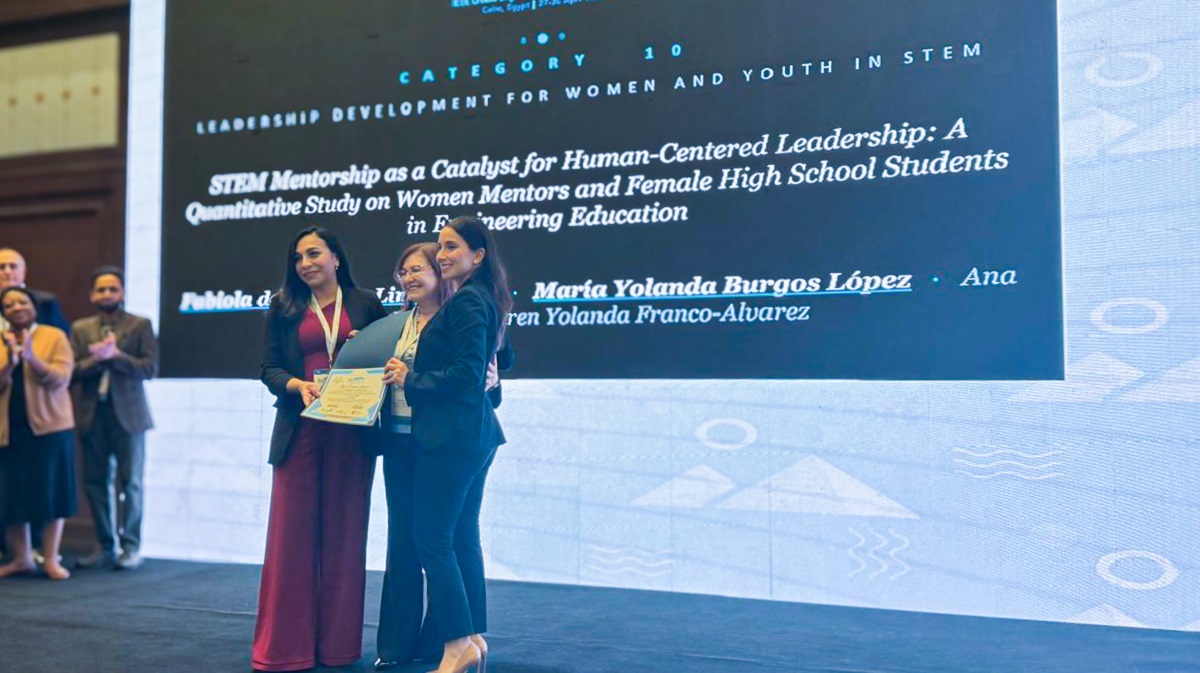 Las investigadoras recibieron el premio por su trabajo el Best Paper Award en la IEEE EDUCON 2026. (fotografía de Tec de Monterrey)