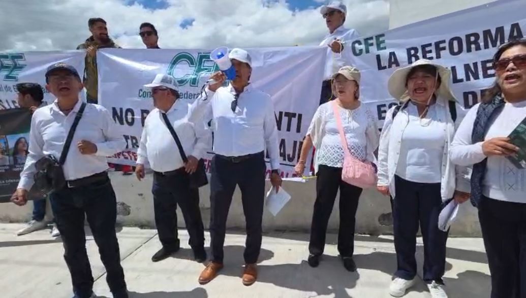 Jubilados de distintas instituciones y empresas del país se manifestaron afuera del Congreso del Estado de Hidalgo. (Guadalupe Trejo)