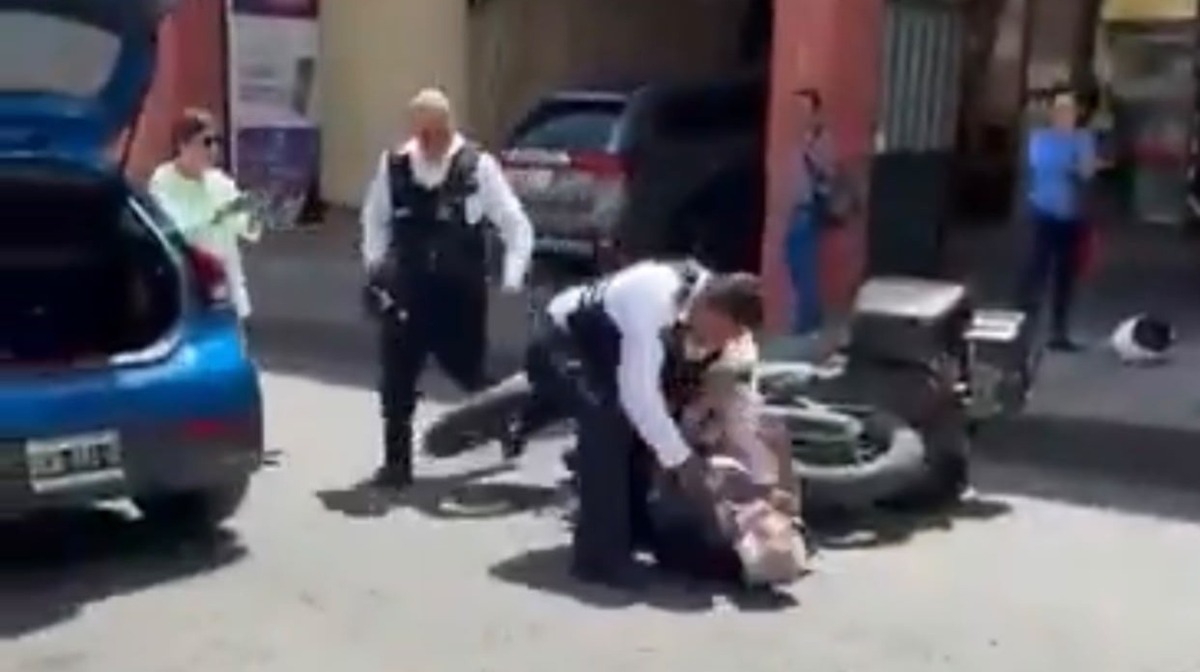 La agresión del policía vial contra el adulto mayor quedó en video.