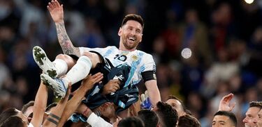 El mundo del futbol reaccionó tras la noticia que dio Lionel Messi sobre su retiro de la Selección de Argentina.