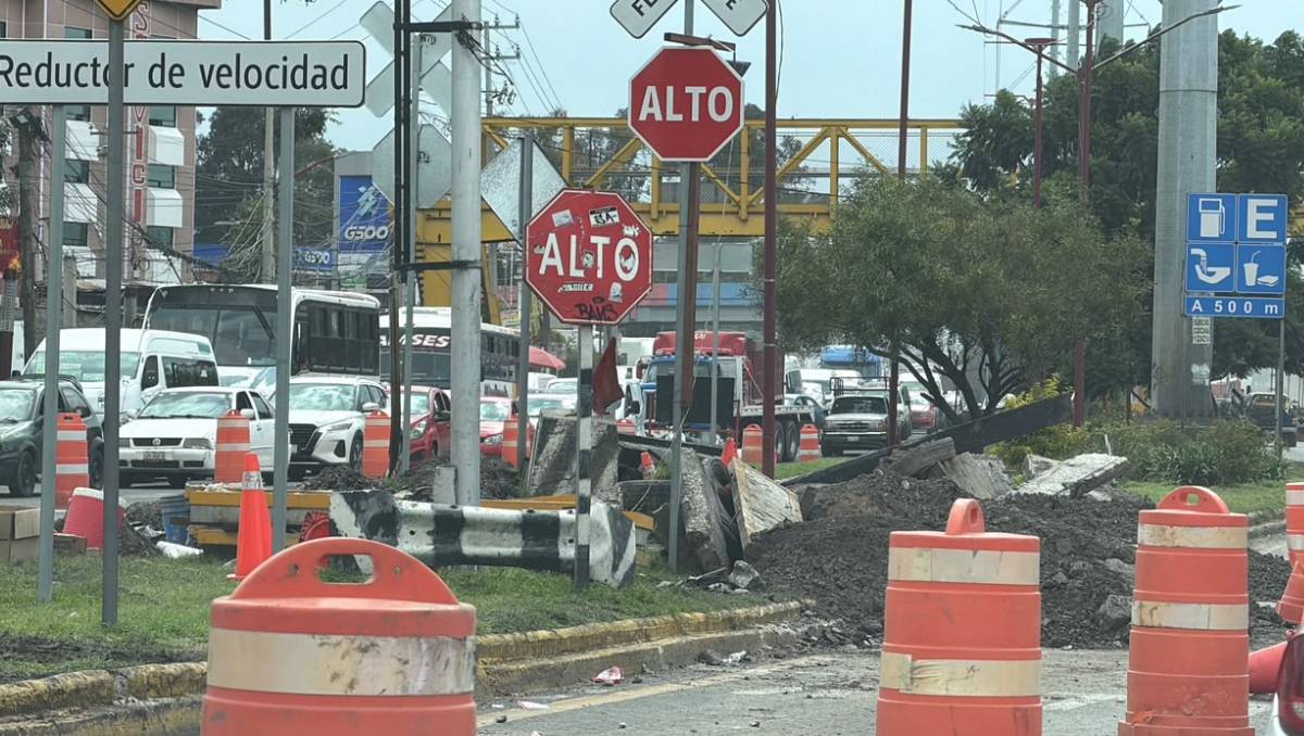 Las obras en las vías del ferrocarril provocan largas filas de vehículos en la México-Texcoco, de más de 3 kilómetros. | Foto: Zuleyma García